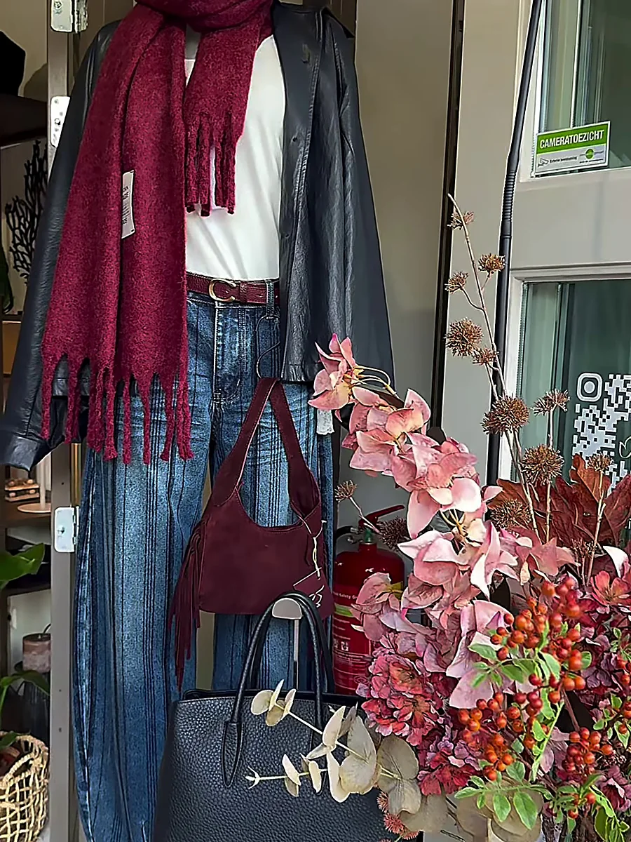 Onze etalage: bordeaux sjaal, jeans en herfstbloemen