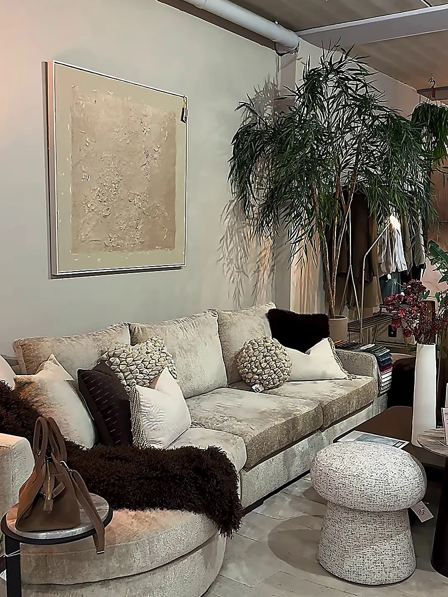De lounge van Mink Interieur in de winkel
