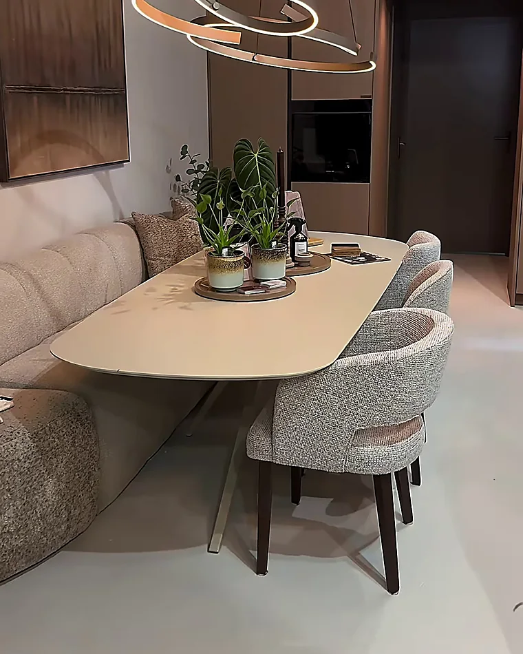 De eettafel met bank en ronde hanglamp