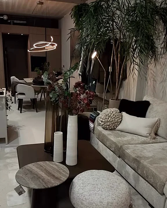 Bank, salontafel en poefs, gestyled in de winkel